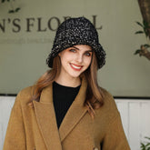 Gestreifter Anglerhut, großer Kopfumfang, sichtbares Gesicht, kleine einfarbige Gesichtsbedeckung, warmer Ohrenschutz, Strickmütze
